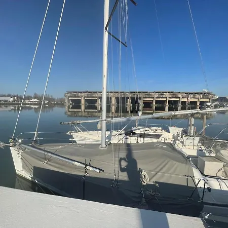 Botel Peniche *